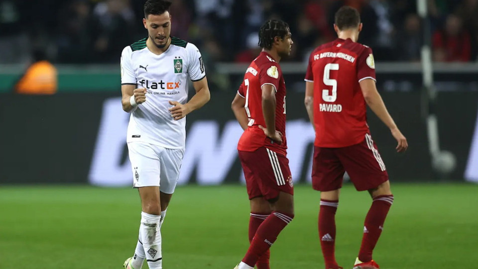 Những phút tiếp theo, hàng thủ Bayern tiếp tục mắc sai làm đáng trách...