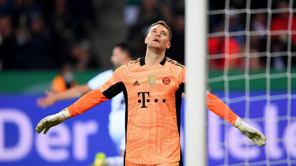 Manuel Neuer có lẻ cũng không thể tin được rằng mình phải 5 lần vào lưới nhặt bóng.
