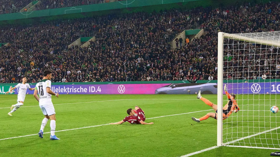 Những sai lầm đó tạo cơ hội cho Ramy Bensebaini...