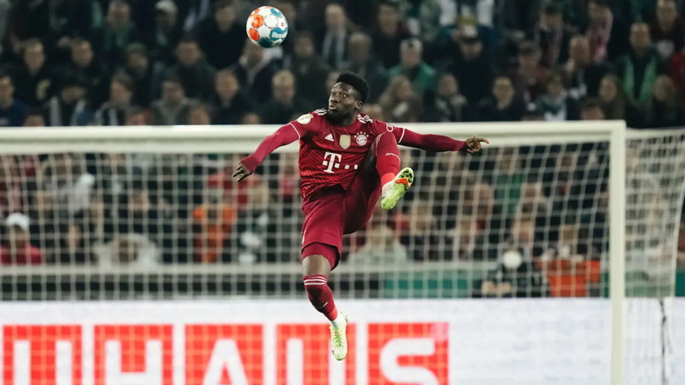 ...sau đường chuyền sai của hậu vệ cánh Alphonso Davies.