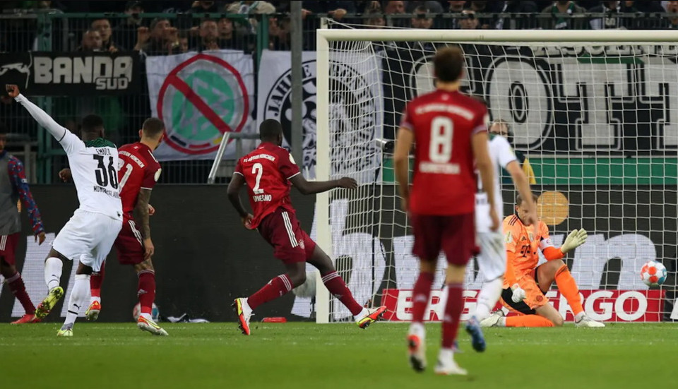 ...và phải trả giá bằng việc nhận thêm hai bàn thua nữa sau các pha dứt điểm của Breel Embolo.