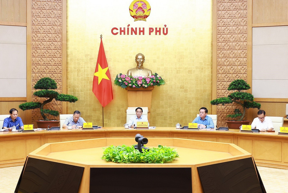 Thủ tướng Phạm Minh Chính chủ trì cuộc họp với lãnh đạo các bộ, ban, ngành liên quan, đi sâu đánh giá tình hình triển khai Nghị quyết số 36-NQ/TW về Chiến lược phát triển bền vững kinh tế biển Việt Nam đến năm 2030, tầm nhìn đến năm 2045 và các nội dung liên quan trong Nghị quyết Đại hội XIII của Đảng.. (Ảnh: Dương Giang/TTXVN)