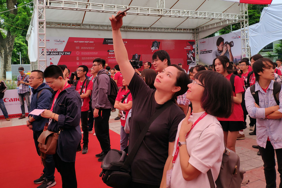 Tranh thủ selfie, tự lưu khoảnh khắc tại sự kiện.