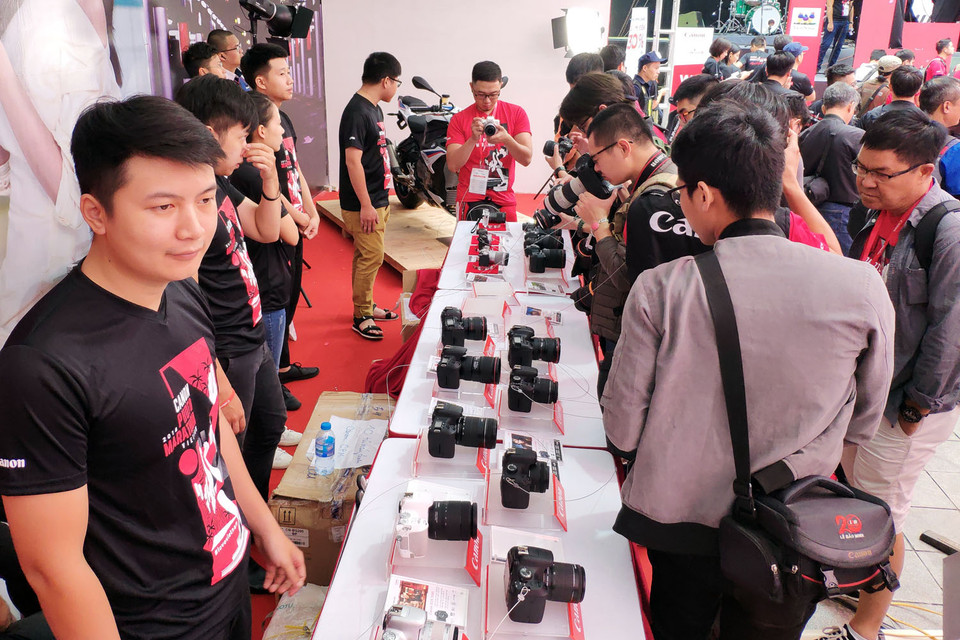Những thiết bị mới nhất của Canon thu hút đông người quan tâm trước giờ sự kiện bắt đầu.