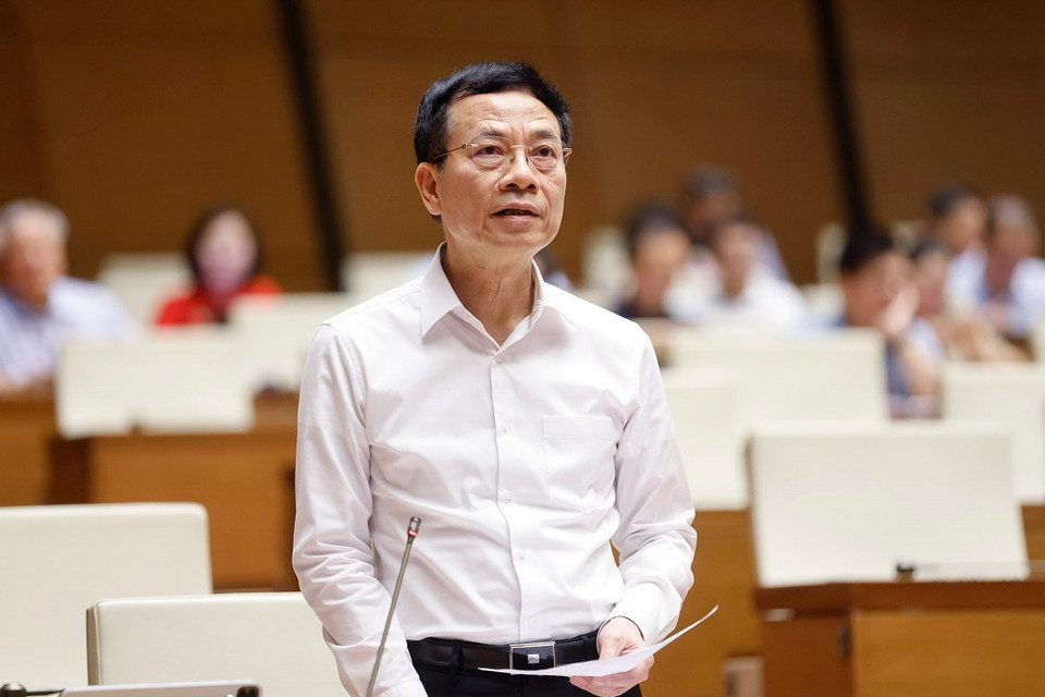 Bộ trưởng Bộ Thông tin và Truyền thông Nguyễn Mạnh Hùng tham gia trả lời chất vấn đối với nhóm vấn thuộc lĩnh vực công thương. (Ảnh: Doãn Tấn/TTXVN)