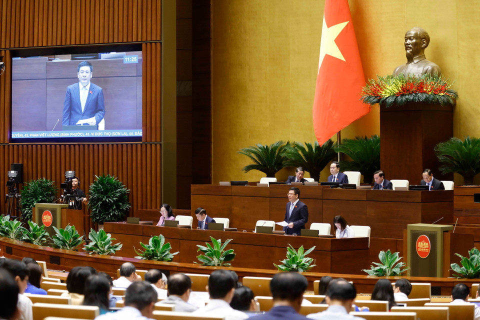 Bộ trưởng Bộ Công Thương Nguyễn Hồng Diên trả lời chất vấn. (Ảnh: Doãn Tấn/TTXVN)