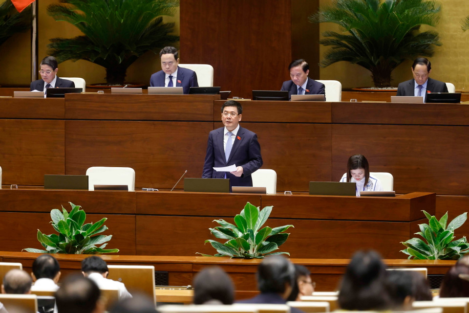 Bộ trưởng Bộ Công Thương Nguyễn Hồng Diên trả lời chất vấn. (Ảnh: Doãn Tấn/TTXVN)