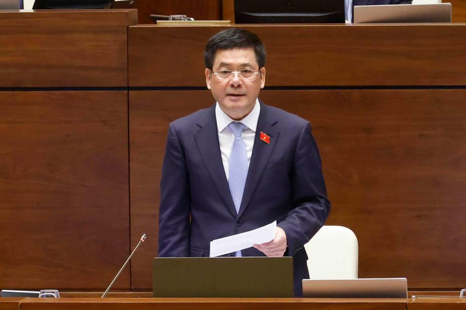  Bộ trưởng Bộ Công Thương Nguyễn Hồng Diên trả lời chất vấn. (Ảnh: Doãn Tấn/TTXVN)