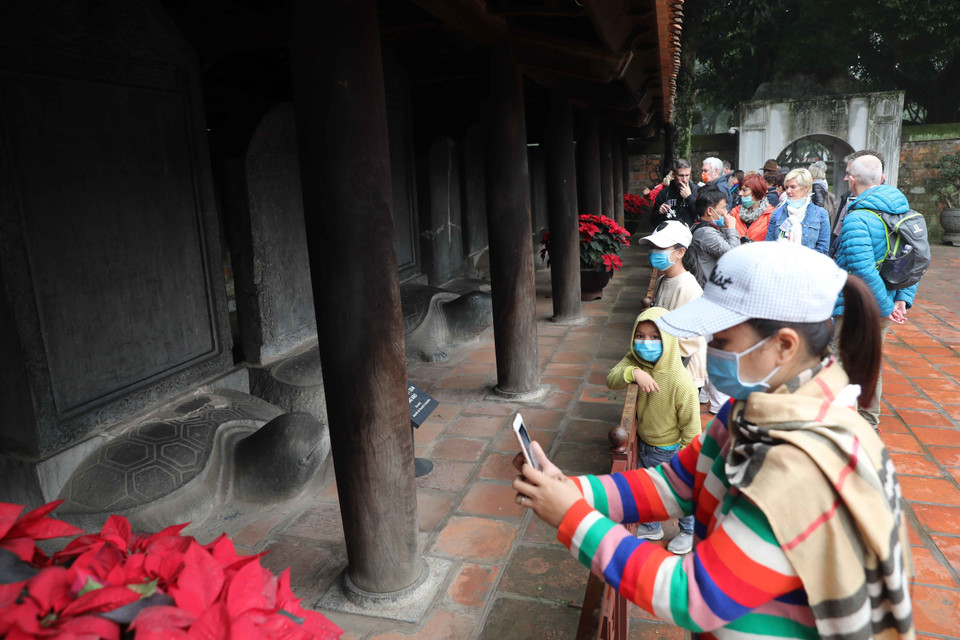 Khách tham quan Di tích Quốc gia đặc biệt Văn Miếu-Quốc Tử Giám sáng 6/2. (Ảnh: Thanh Tùng/TTXVN)