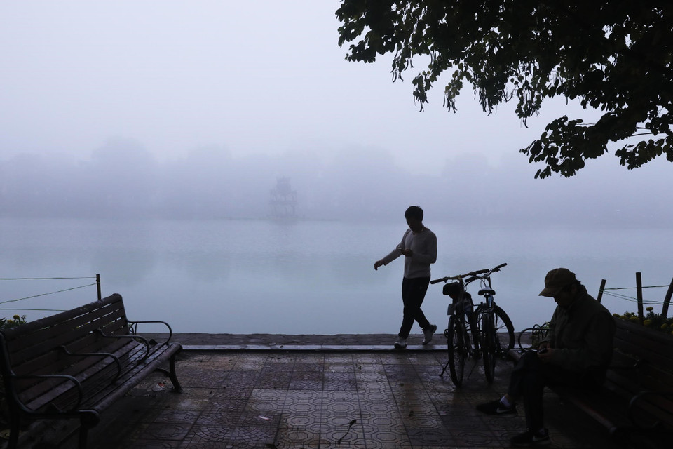 Hồ Hoàn Kiếm trong sương sớm, lúc 8h ngày 6/2. (Ảnh: Lâm Khánh/TTXVN)