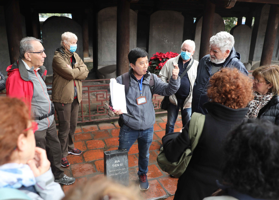 Khách tham quan Di tích Quốc gia đặc biệt Văn Miếu-Quốc Tử Giám sáng 6/2. (Ảnh: Thanh Tùng/TTXVN)