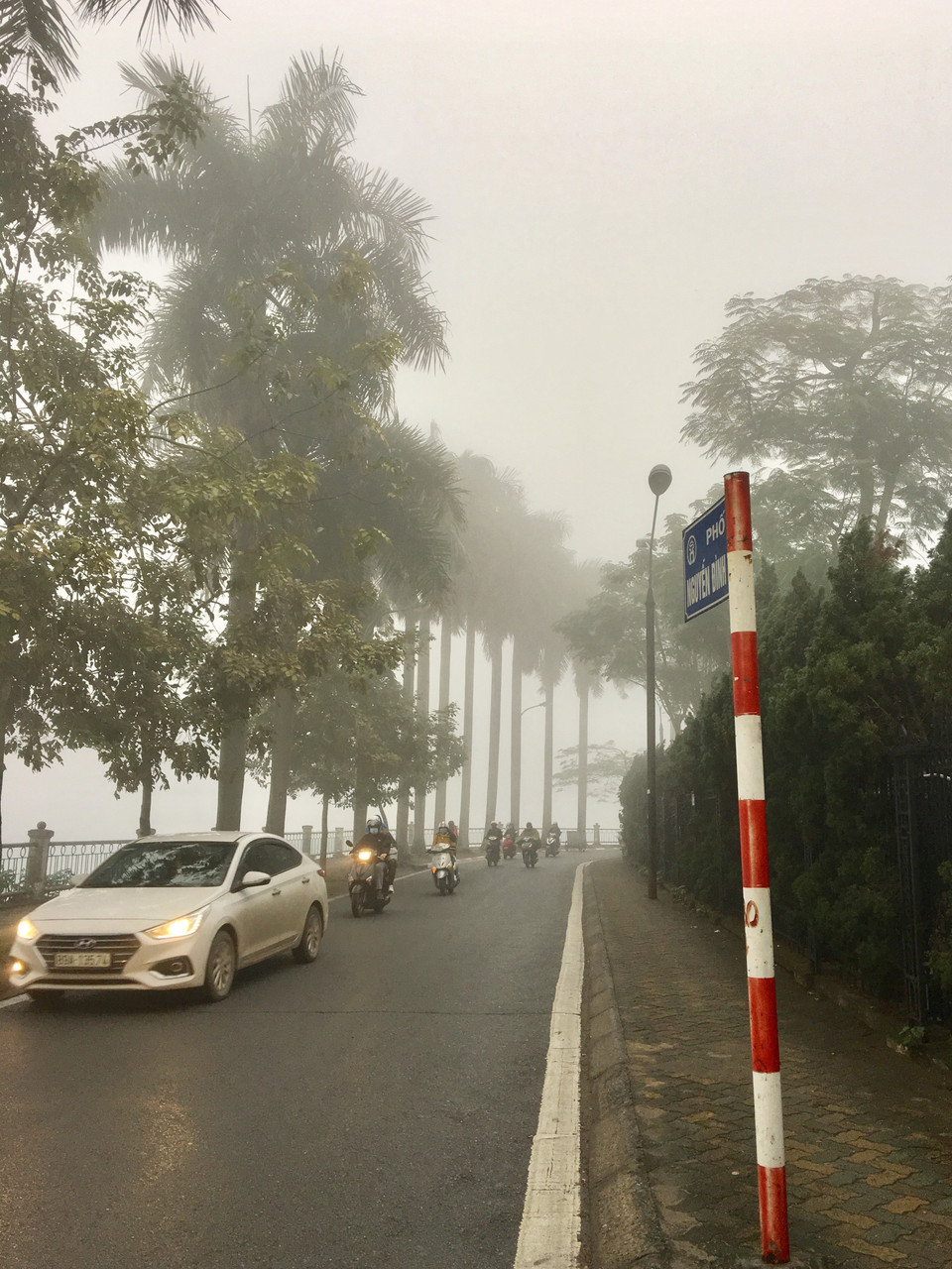 Sương mù dày đặc trên đường Nguyễn Đình Thi, Hà Nội. (Ảnh: Dương Giang/TTXVN)