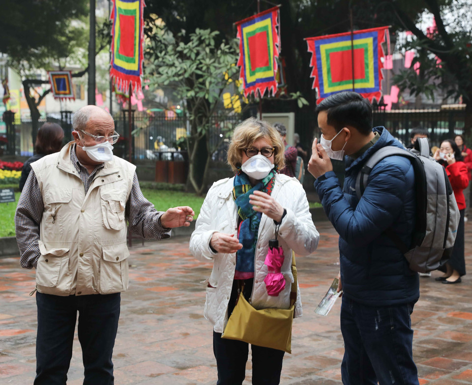 Khách tham quan Di tích Quốc gia đặc biệt Văn Miếu-Quốc Tử Giám chủ động đeo khẩu trang phòng tránh dịch bệnh. (Ảnh: Thanh Tùng/TTXVN)