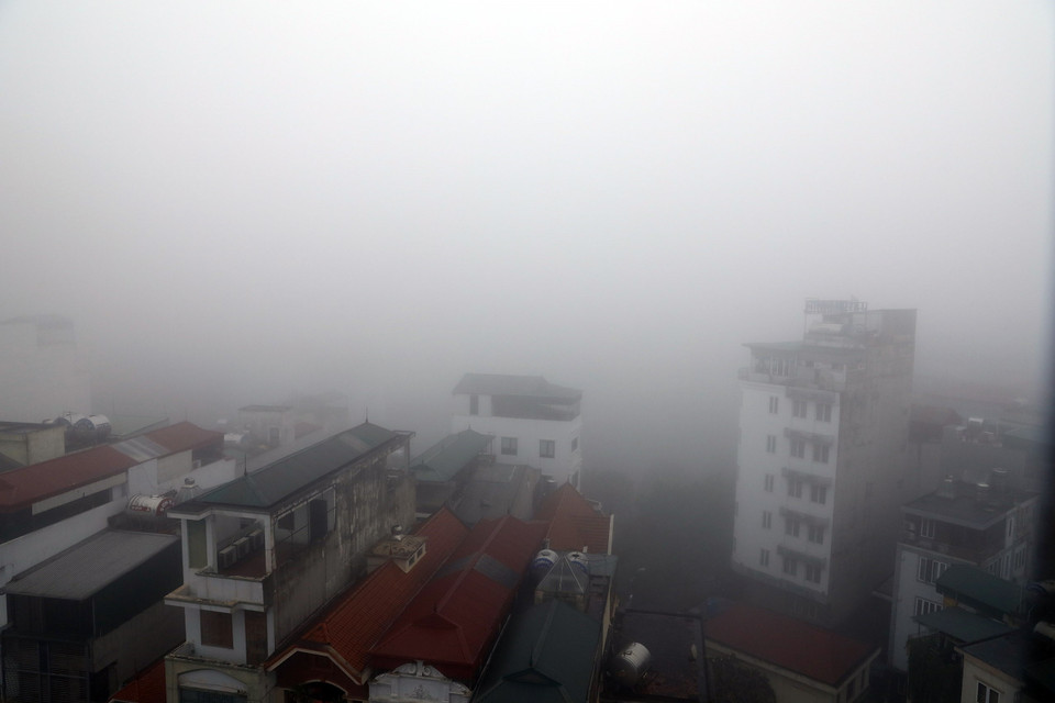 Khu đô thị Trung Hòa-Nhân Chính sương mù bao phủ dày đặc. (Ảnh: Minh Quyết/TTXVN)