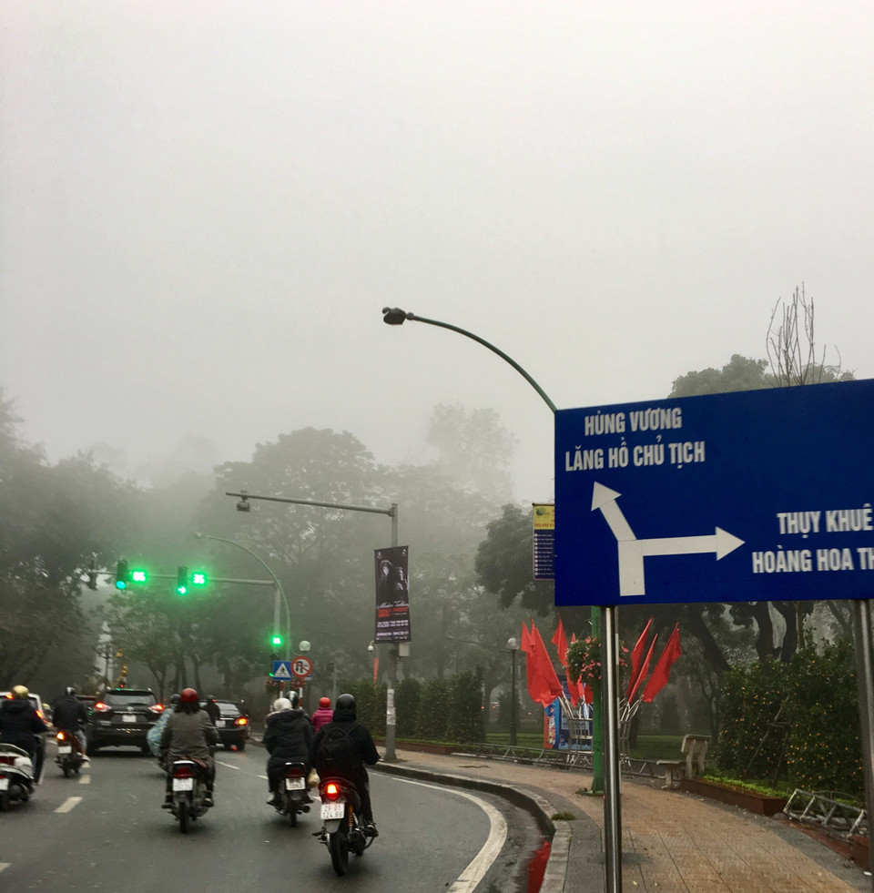 Sương mù bao phủ khu vực quận Ba Đình. (Ảnh: Dương Giang/TTXVN)