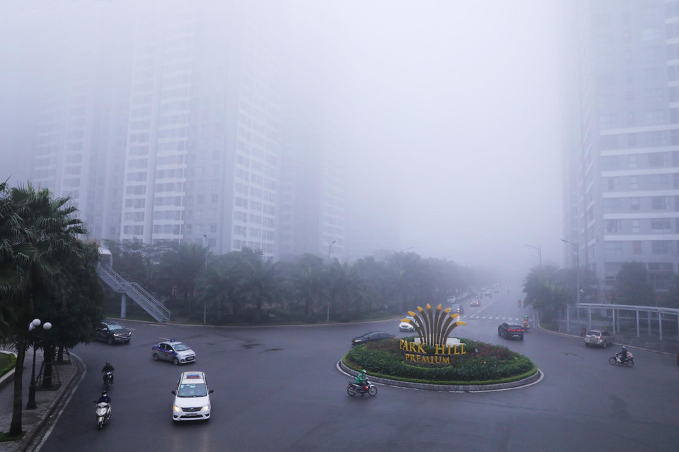 Sương mù tại Khu đô thị Times City, phố Minh Khai, quận Hoàng Mai, ảnh chụp 7h30 ngày 6/2. (Ảnh: Lâm Khánh/TTXVN)