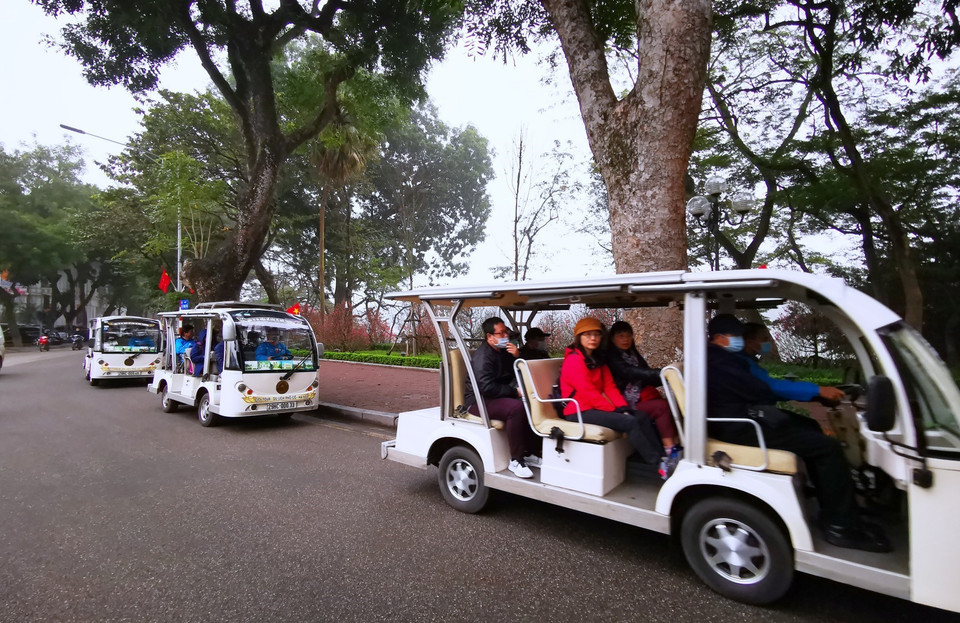 Dịch vụ xe điện chạy quanh hồ Hoàn Kiếm phục vụ khách du lịch hoạt động trở lại. (Ảnh: Thành Đạt/TTXVN)