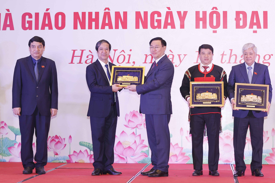 Chủ tịch Quốc hội Vương Đình Huệ tặng vật phẩm lưu niệm cho các vị lãnh đạo, nhà quản lý thuộc lĩnh vực dân tộc thiểu số, nhân sỹ trí thức, chức sắc tôn giáo và nhà giáo. (Ảnh: Doãn Tấn/TTXVN)