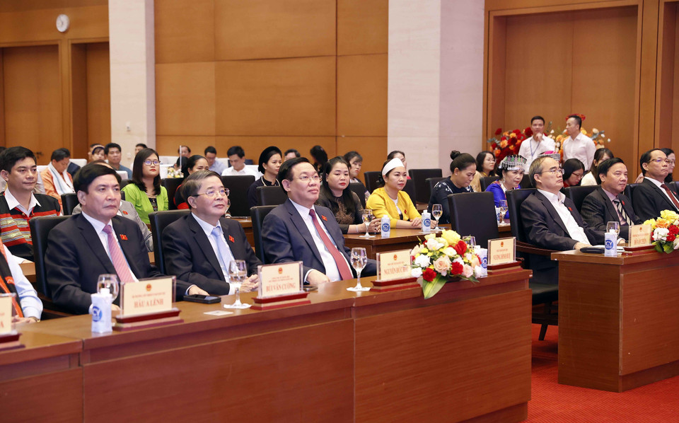 Chủ tịch Quốc hội Vương Đình Huệ với đại biểu dự buổi gặp mặt. (Ảnh: Doãn Tấn/TTXVN)