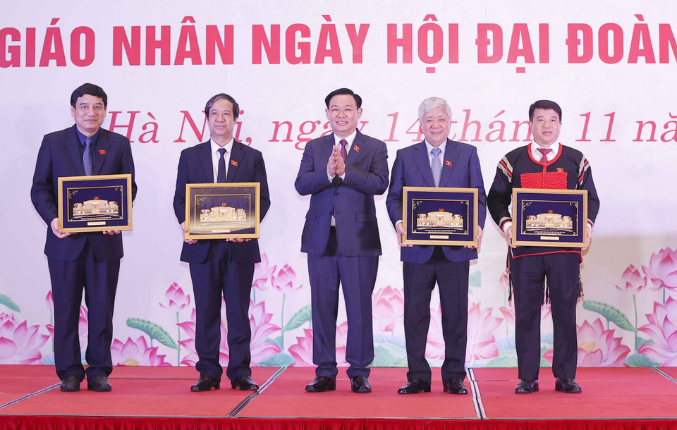 Chủ tịch Quốc hội Vương Đình Huệ tặng vật phẩm lưu niệm cho các vị lãnh đạo, nhà quản lý thuộc lĩnh vực dân tộc thiểu số, nhân sĩ trí thức, chức sắc tôn giáo và nhà giáo. (Ảnh: Doãn Tấn/TTXVN)