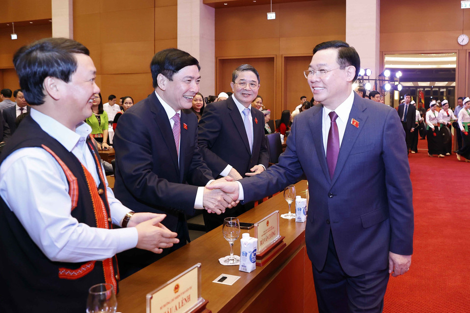 Chủ tịch Quốc hội Vương Đình Huệ với đại biểu. (Ảnh: Doãn Tấn/TTXVN)