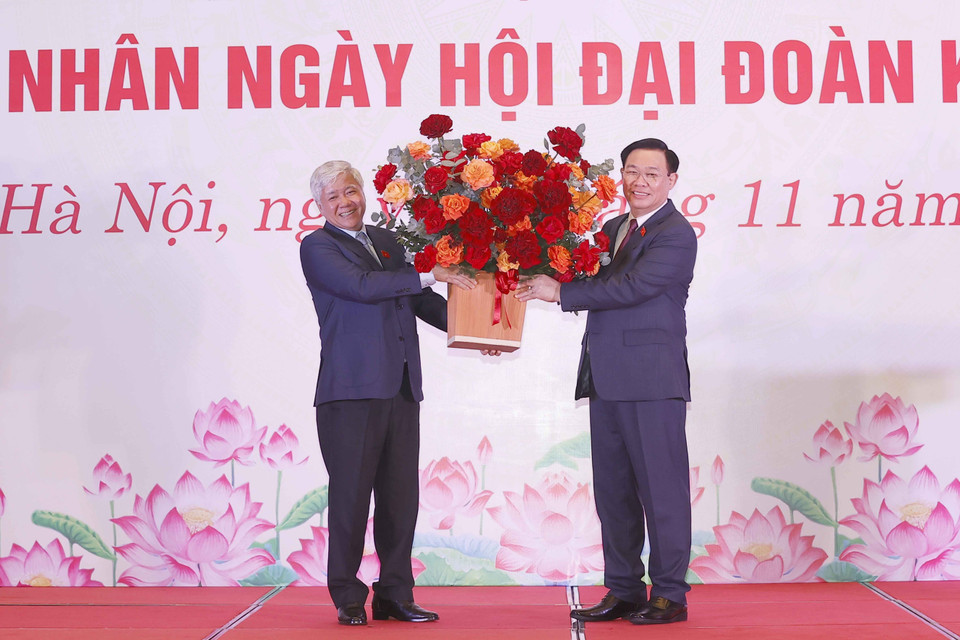Chủ tịch Quốc hội Vương Đình Huệ trao lẵng hoa đến Chủ tịch Ủy ban Trung ương Mặt trận Tổ quốc Việt Nam Đỗ Văn Chiến nhân Ngày hội đại đoàn kết toàn dân tộc. (Ảnh: Doãn Tấn/TTXVN)