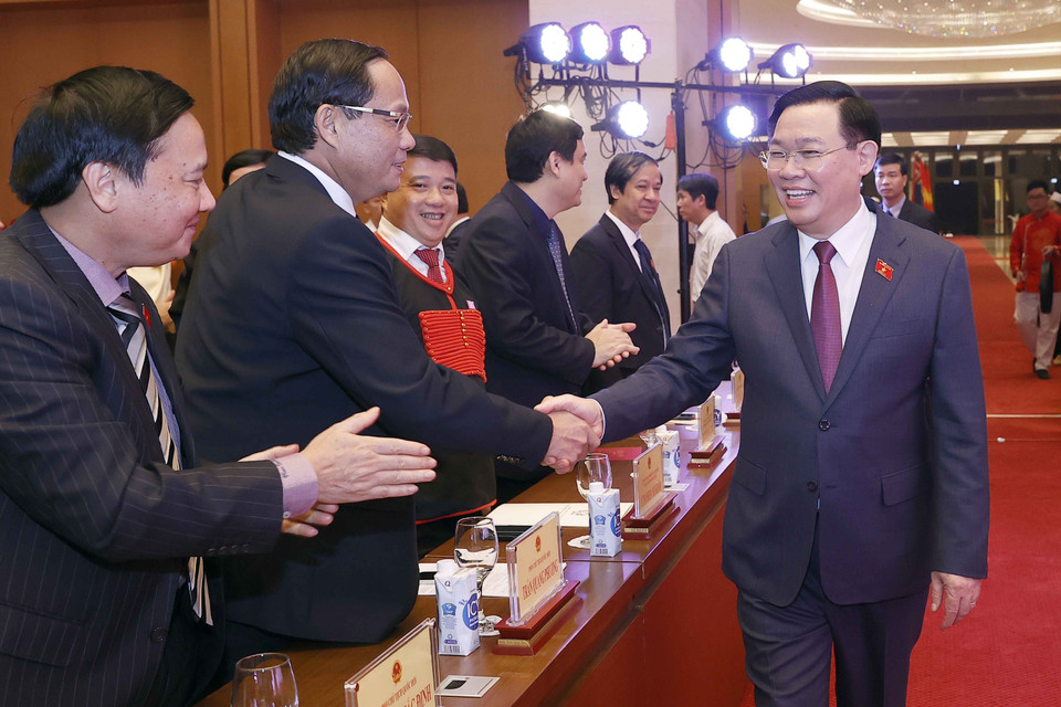 Chủ tịch Quốc hội Vương Đình Huệ với đại biểu. (Ảnh: Doãn Tấn/TTXVN)