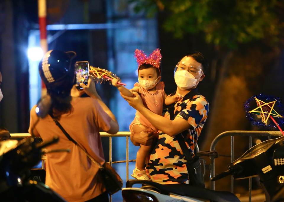 Một gia đình lưu giữ kỷ niệm trước ngày Tết Trung thu 2021. (Ảnh: Hoàng Hiếu/TTXVN)