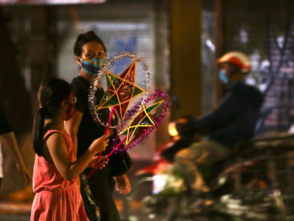 Đèn ông sao là mặt hàng được nhiều phụ huynh lựa chọn cho con, cháu( chụp tối 20/9). (Ảnh: Hoàng Hiếu/TTXVN)