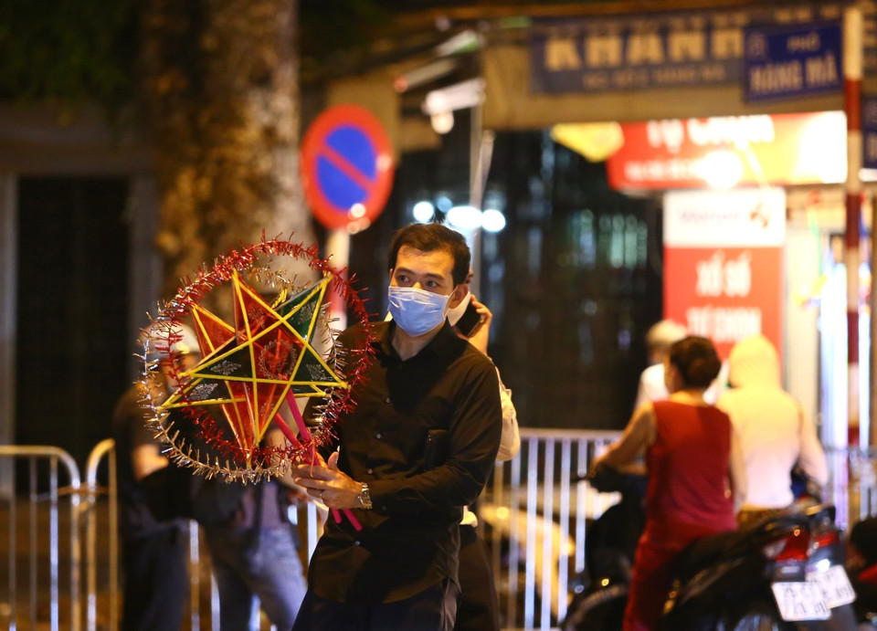 Đèn ông sao là mặt hàng được mua nhiều trong dịp Tết Trung thu năm nay. (Ảnh: Hoàng Hiếu/TTXVN)