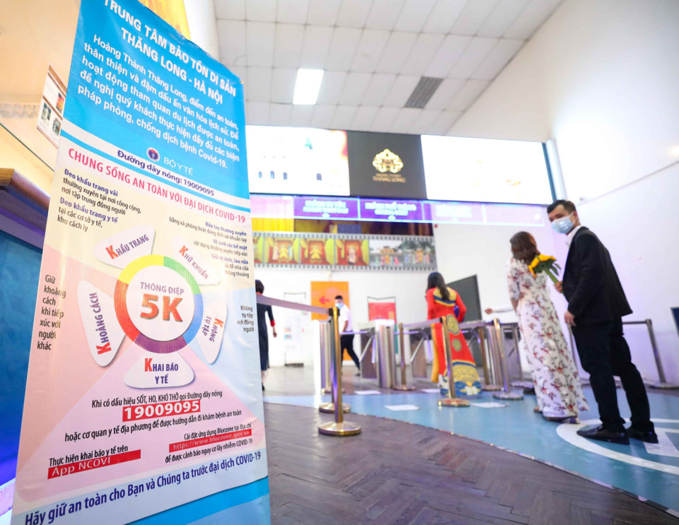 Ngày 8/3/2021, khu di sản Hoàng thành Thăng Long mở cửa đón khách trở lại và thực hiện nghiêm các quy định phòng chống dịch. (Ảnh: Thanh Tùng/TTXVN)