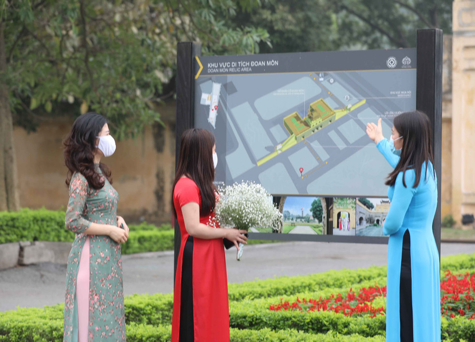 Ngày 8/3/2021, khu di sản Hoàng thành Thăng Long mở cửa đón khách trở lại và thực hiện nghiêm các quy định phòng chống dịch. (Ảnh: Thanh Tùng/TTXVN)