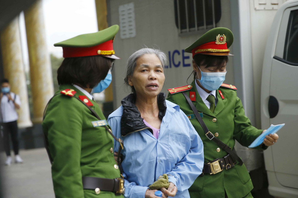 Cảnh sát dẫn giải các bị cáo vào phiên xét xử. (Ảnh: Doãn Tấn/TTXVN)