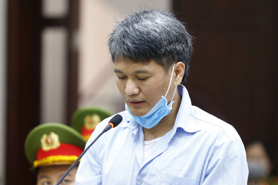 Bị cáo Nguyễn Quốc Tiến khai báo trước Hội đồng xét xử. (Ảnh: TTXVN)