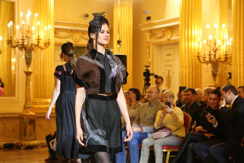 Trình diễn áo dài Việt Nam tại bảo tàng Tsarytsino ở Moskva. (Ảnh: Vera Mazhirina/TTXVN phát)