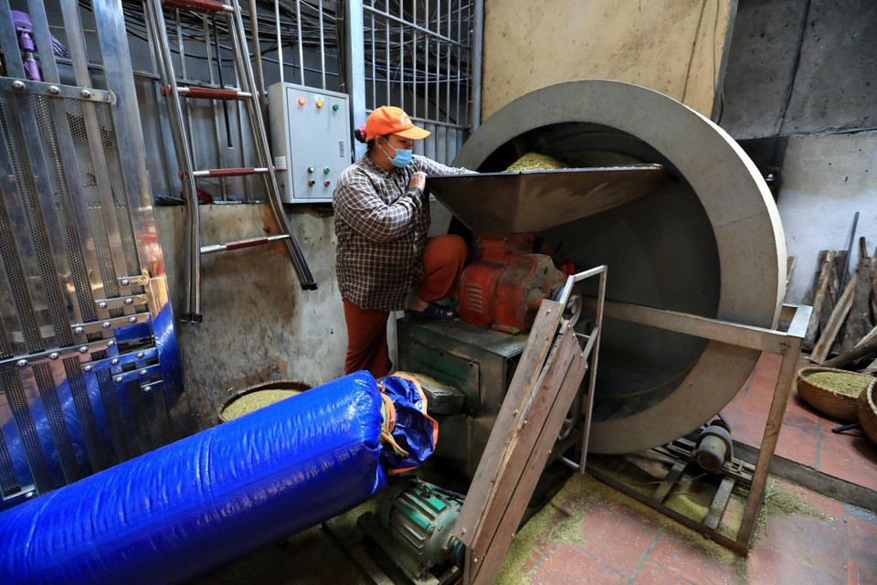 Gia đình anh Sáng con bà Muộn là 1 trong số ít những hộ vẫn còn giữ nghề làm cốm mặc dù đã chuyển hết các công đoạn làm cốm bằng cơ khí hóa. (Ảnh: Thành Đạt/TTXVN)