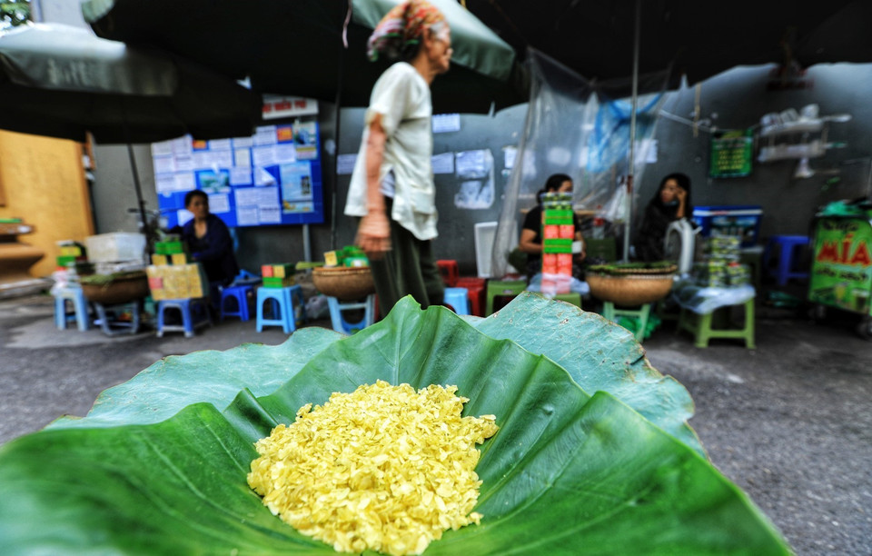 Trước cổng làng Vòng ngày nay chỉ còn vài hộ vẫn ra bán cốm cho du khách thập phương. (Ảnh: Thành Đạt/TTXVN) 