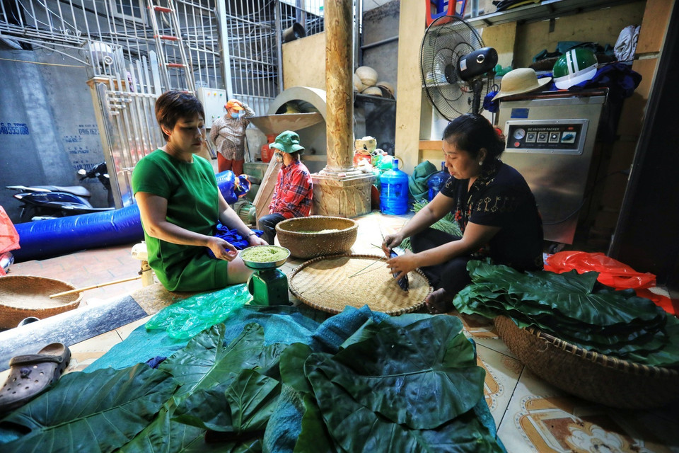 Một năm chỉ có hai mùa làm cốm: vụ chiêm và vụ mùa. Từ tháng 3 đến tháng 5 là vụ chiêm, còn từ tháng 8 đến tháng 10 âm lịch này là vụ mùa. Cốm ngon nhất vào vụ mùa, gọi là cốm thu - nét đặc trưng vốn có trong tiết trời cuối thu se lạnh của Hà Nội. (Ảnh: Thành Đạt/TTXVN) 