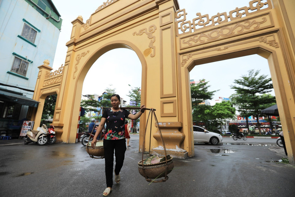 Đặc sản cốm Vòng vẫn còn đó với Hà Nội đang từng ngày đô thị hóa, đất cấy lúa không còn nữa, quy mô sản xuất cũng không còn như trước. Người làm cốm ở làng Vòng cũng bỏ nghề gần hết, chỉ còn lại vài nhà. (Ảnh: Thành Đạt/TTXVN)