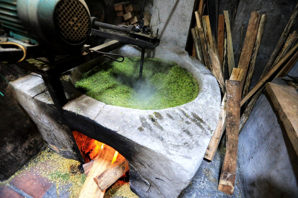 Cốm Vòng được chia thành nhiều loại, như cốm lá me, cốm rót, cốm mộc và cốm non. (Ảnh: Thành Đạt/TTXVN) 