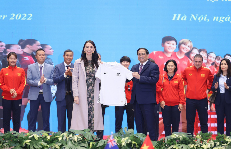 Thủ tướng New Zealand Jacinda Ardern tặng Thủ tướng Phạm Minh Chính chiếc áo thi đấu của đội tuyển bóng đá nữ New Zealand. (Ảnh: Dương Giang/TTXVN)