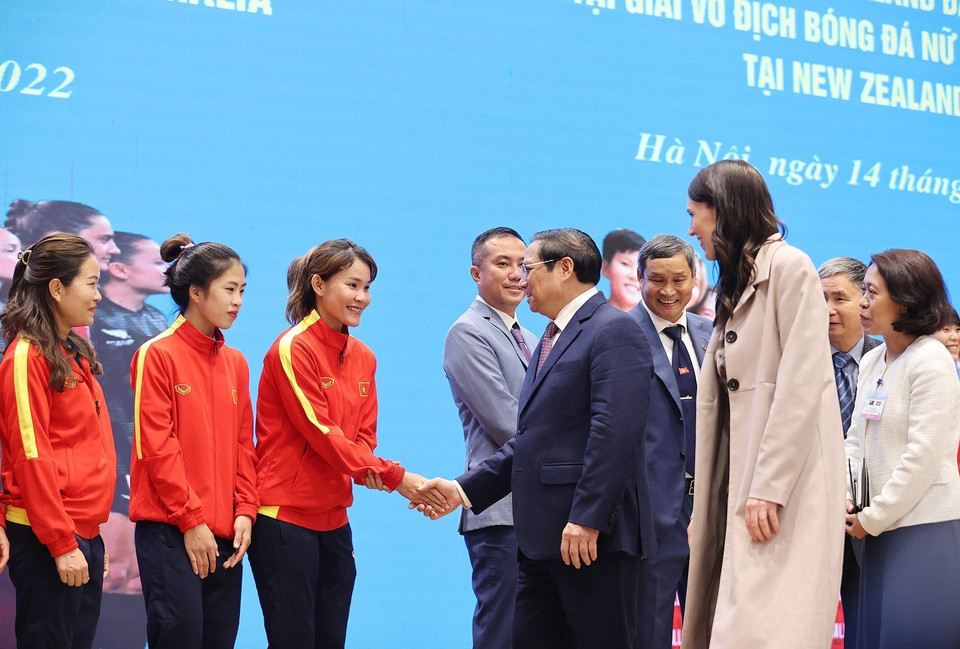 Thủ tướng Phạm Minh Chính và Thủ tướng New Zealand Jacinda Ardern chúc đội tuyển bóng đá nữ Việt Nam. (Ảnh: Dương Giang/TTXVN)