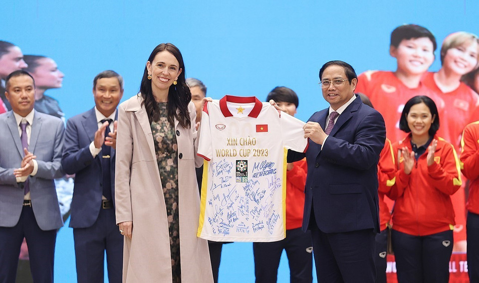 Thủ tướng Phạm Minh Chính tặng Thủ tướng New Zealand Jacinda Ardern chiếc áo thi đấu có chữ ký của đội tuyển bóng đá nữ Việt Nam. (Ảnh: Dương Giang/TTXVN)