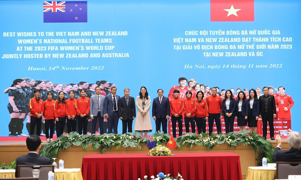 Thủ tướng Phạm Minh Chính và Thủ tướng New Zealand Jacinda Ardern chúc đội tuyển bóng đá nữ đạt thành tích cao tại Giải vô địch Bóng đá nữ thế giới năm 2023. (Ảnh: Dương Giang/TTXVN)