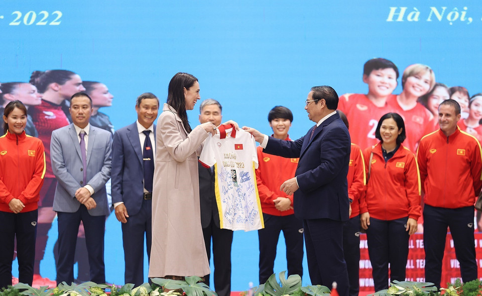 Thủ tướng Phạm Minh Chính tặng Thủ tướng New Zealand Jacinda Ardern chiếc áo thi đấu có chữ ký của đội tuyển bóng đá nữ Việt Nam. (Ảnh: Dương Giang/TTXVN)