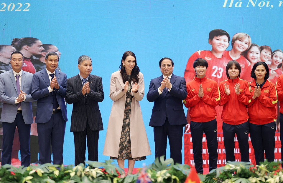 Thủ tướng Phạm Minh Chính và Thủ tướng New Zealand Jacinda Ardern chúc đội tuyển bóng đá nữ đạt thành tích cao tại Giải vô địch Bóng đá nữ thế giới năm 2023. (Ảnh: Dương Giang/TTXVN)