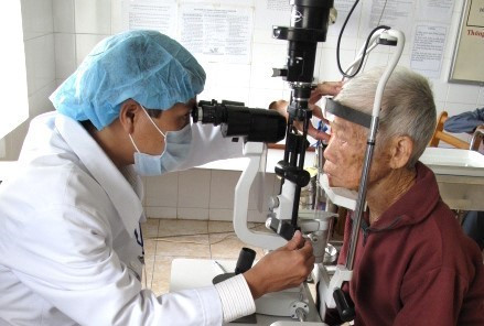 Bác sĩ Bệnh viện Mắt tỉnh Bình Định khám mắt cho bệnh nhân. (Ảnh: Viết Ý/TTXVN)