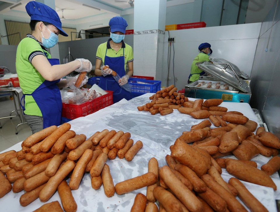 Công ty TNHH Chế biến thực phẩm Năm Thu, phường Thị Nại, thành phố Quy Nhơn (Bình Định) chuyên chế biến các loại nem, giò, chả thịt lợn cung cấp ra thị trường trong và ngoài tỉnh. (Ảnh: Vũ Sinh/TTXVN)