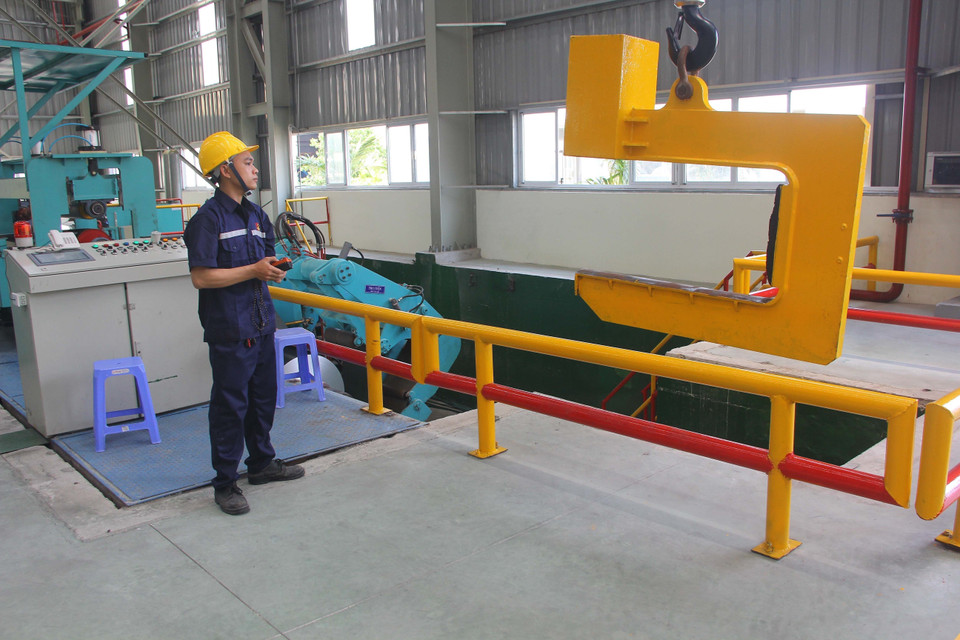 Sản xuất tôn thép chất lượng cao trên dây chuyền hiện đại tại nhà máy Hoa Sen Nhơn Hội Bình Định của Tập đoàn Hoa Sen, tại thành phố Quy Nhơn (Bình Định). (Ảnh: Quốc Dũng/ TTXVN)