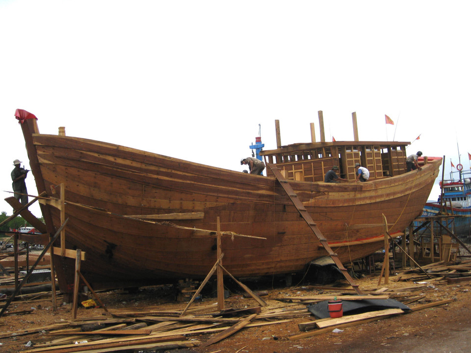 Đóng mới tàu trên 90 CV phục vụ đánh bắt xa bờ ở Bình Định. (Ảnh: Viết Ý/TTXVN)